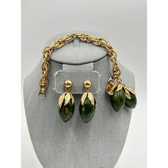 Vintage Signed NAPIER Bakelite Charm Green Acorn Bracelet Clip On Earrings Set - Picture 2 of 11